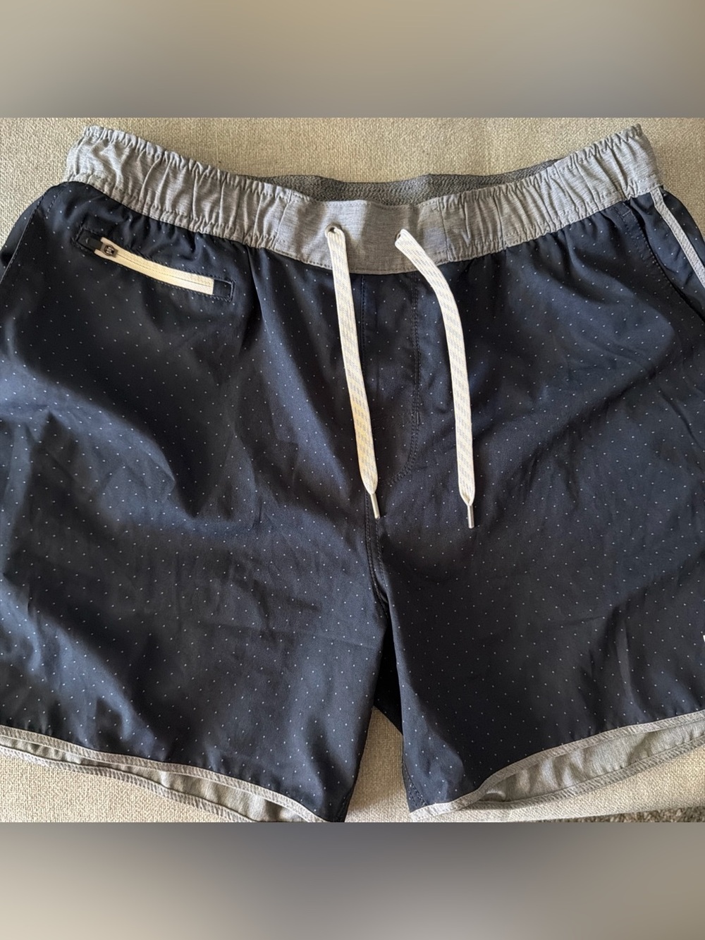 Vuori Performance Polka-Dot Drawstring Hybrid Beach Athletic Shorts Mens Size XL